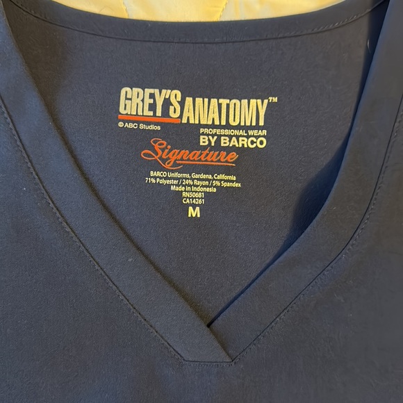 NWT Women’s Grey’s Anatomy Scrub Top - Picture 4 of 6